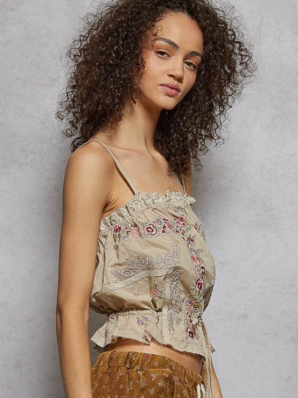 🥰Hello Gorgeous! POL Button Down Floral Embroidered Cropped Cami w/Lace-Taupe